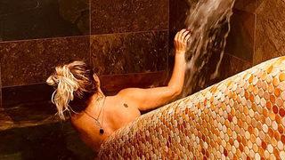 Yeliz Yeşilmen hamamdan yarı çıplak paylaştı!