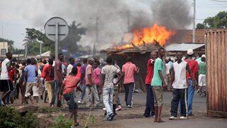 Burundi'de göstericiler bir genci diri diri yaktı