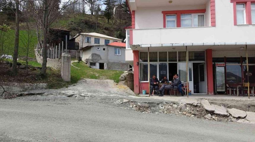 Karlar eridi, heyelan başladı! 500 kişilik mahalle santim santim kayıyor