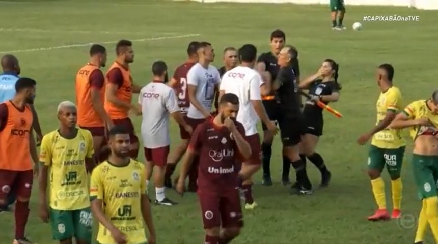 Son dakika | Büyük skandal! Kadın hakeme kafa attı, kulüpten kovuldu...