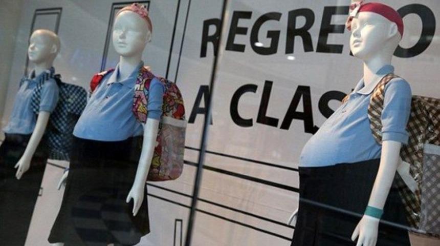 Vitrine hamile çocuk mankenleri koydular