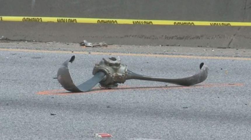 ABD'de küçük uçak otoyola düştü: 4 ölü