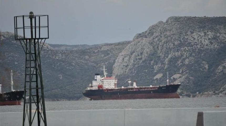 Libya jetleri Yunan tankerini vurdu