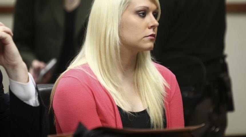 Öğrencisiyle arabada ilişkiye giren öğretmene hapis