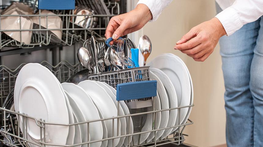 Yaygın yapılan bu hatalar bulaşık makinenizin iyi yıkamamasına neden oluyor