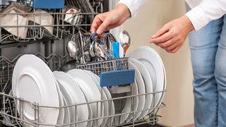 Yaygın yapılan bu hatalar bulaşık makinenizin iyi yıkamamasına neden oluyor