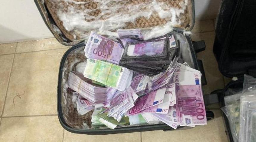 Valizlerden dolar ve euro fışkırdı! Sahte paraları yıkayıp &uuml;t&uuml;ledikleri ortaya &ccedil;ıktı