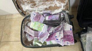 Valizlerden dolar ve euro fışkırdı! Sahte paraları yıkayıp ütüledikleri ortaya çıktı