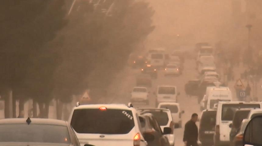 Midyat'ta toz taşınımı! Göz gözü görmüyor