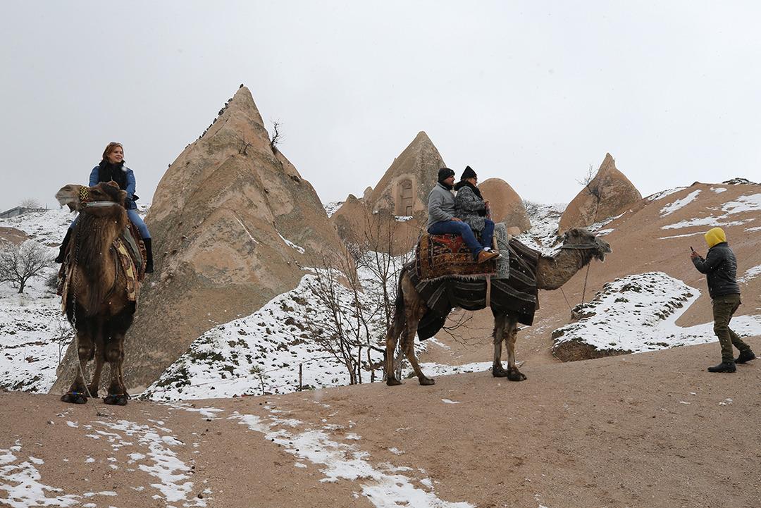 Kapadokya&rsquo;da nisan karı s&uuml;rprizi! Turistler şaşırdı: Aslında beklemiyorduk