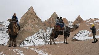 Kapadokya’da nisan karı sürprizi! Turistler şaşırdı: Aslında beklemiyorduk