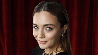 Ünlü oyuncu Damla Sönmez'den yırtmaçlı, bacak dekolteli poz! O nasıl bir duruş?