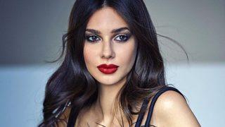 Defne Samyeli'nin kızı Deren Talu'nun kıyafetindeki göğüs detayı dikkat çekti! Annesinin kopyası