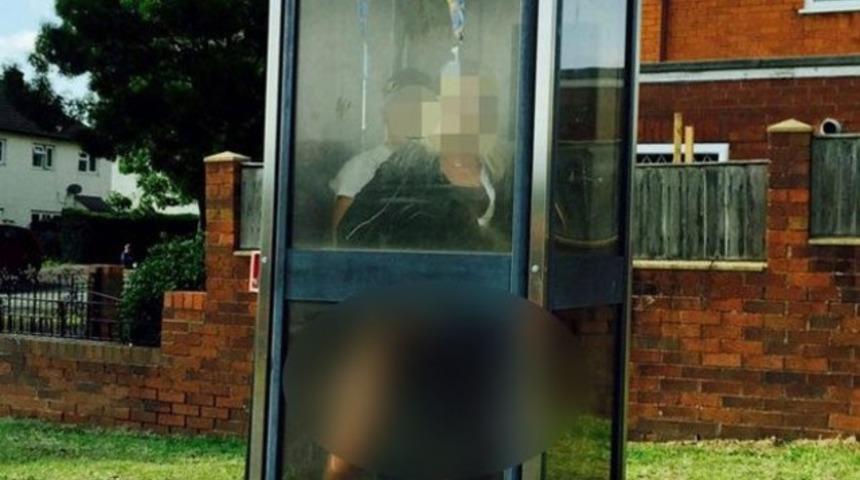 Telefon kulübesinde seks yaparken yakalandılar