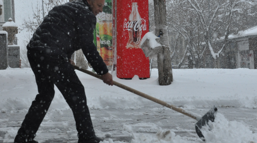 Nisan ayında kışı yaşıyorlar! 20 santimetreyi geçti: Ege’de denize giriyorlar, ben kar kürüyorum