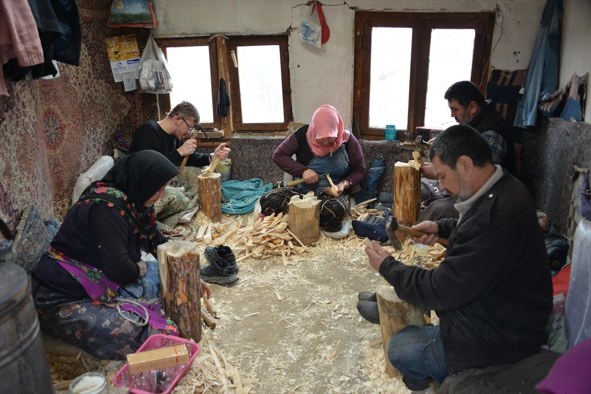 K&uuml;tahya'nın "kaşık&ccedil;ı k&ouml;y&uuml;"nde mesleğe ilgi azalıyor