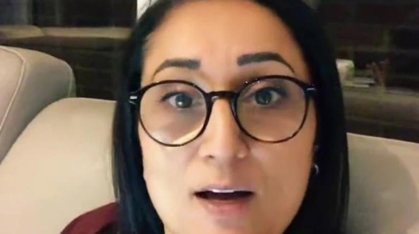 Bu ne yaman çelişki! Ferrari’ye biniyor ama ucuzluktan giyiniyor