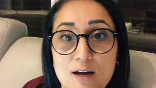 Bu ne yaman çelişki! Ferrari’ye biniyor ama ucuzluktan giyiniyor