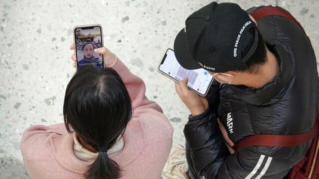 Çin'de iki iPhone kullanıcısı