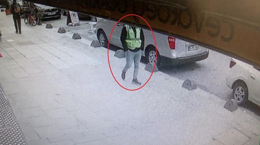 Bağcılar'da akılalmaz hırsızlık! 'Yeşil yelek' ile 5 kilo altın çaldı