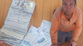 Parkta çiçek ekerken dolar dolu çanta buldu! Sonrasında...