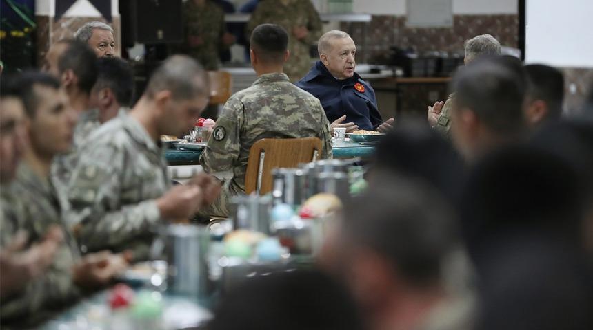 Cumhurbaşkanı Erdoğan'dan Mehmetçiğe iftar sürprizi