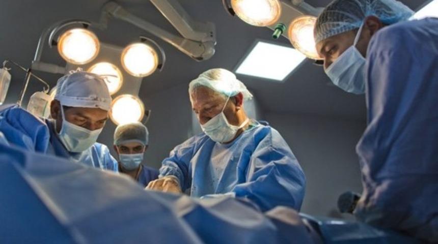 Doğum yapan kadının karnında telefon unutuldu