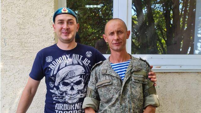 Dmitry, solda, komutanı Sergey'in (sağda) bir baba gibi olduğunu söylüyor