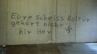 Almanya’da aynı camiye ikinci kez ırkçı yazılar yazıldı