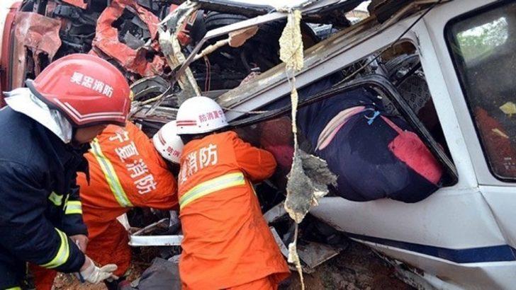 Çin'de yolcu otobüsü uçuruma yuvarlandı: 35 ölü
