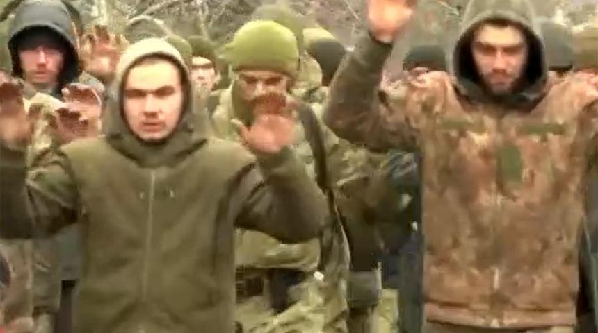 Aralarında subaylar da var... Ukraynalı askerler böyle teslim oldu