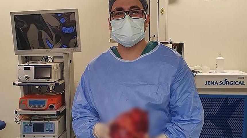 Halsizlik şikayetiyle gitti, 5 saat ameliyat masasında kaldı! 'Geç kalınsaydı tüm vücuda yayılacaktı'