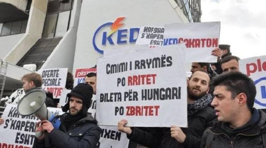 Kosovalılar y&uuml;ksek elektrik fiyatlarını protesto etti