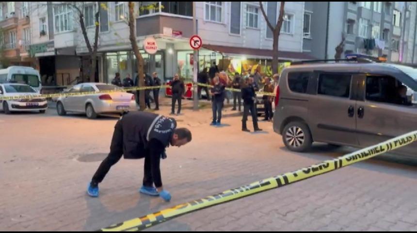 Avcılar'da motosikletli saldırganlar yol ortasında bir kişiyi silahla öldürdü