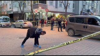 Avcılar'da motosikletli saldırganlar yol ortasında bir kişiyi silahla öldürdü