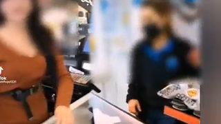 Skandal görüntüler! Sosyal medya bunu konuşuyor, Pakistanlı para atıp dalga geçti