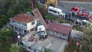 SON DAKİKA | İstanbul'da TIR, gecekondunun üzerine devrildi! Yaralılar var