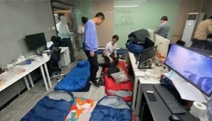Herkes Çin’i konuşuyor! Koronavirüs karantinası uygulanan ülkede patronlar çalışanları ofiste uyumaya zorluyor