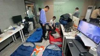 Herkes Çin’i konuşuyor! Koronavirüs karantinası uygulanan ülkede patronlar çalışanları ofiste uyumaya zorluyor