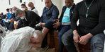 Visitor to the prison, the pope washes and kisses the feet