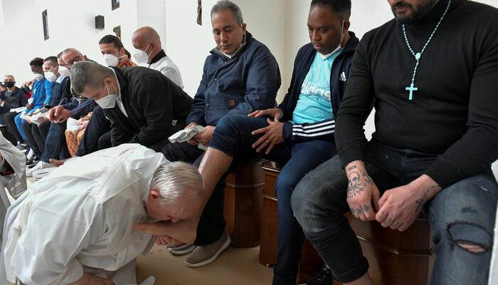 İtalya'da ilginç görüntüler! Hapishane ziyaret eden Papa, ayak yıkayıp öptü