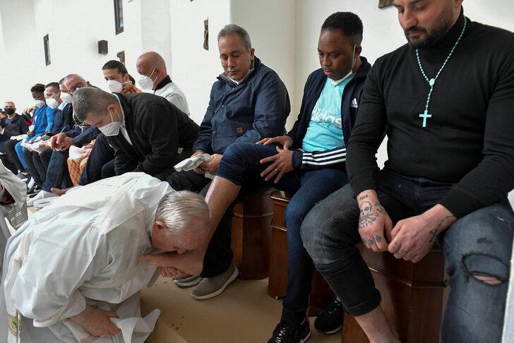 İtalya'da ilginç görüntüler! Hapishane ziyaret eden Papa, ayak yıkayıp öptü