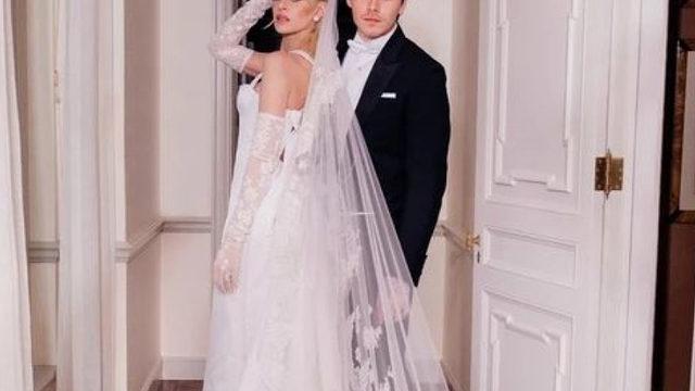 Brooklyn Beckham'ın düğününde Claudia Peltz'in takısı olay oldu! 2.Abdülhamit'e ait olduğu iddiası