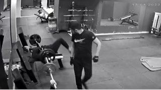 80 kiloluk halterin altında kalan öğretmen ölümle burun buruna geldi