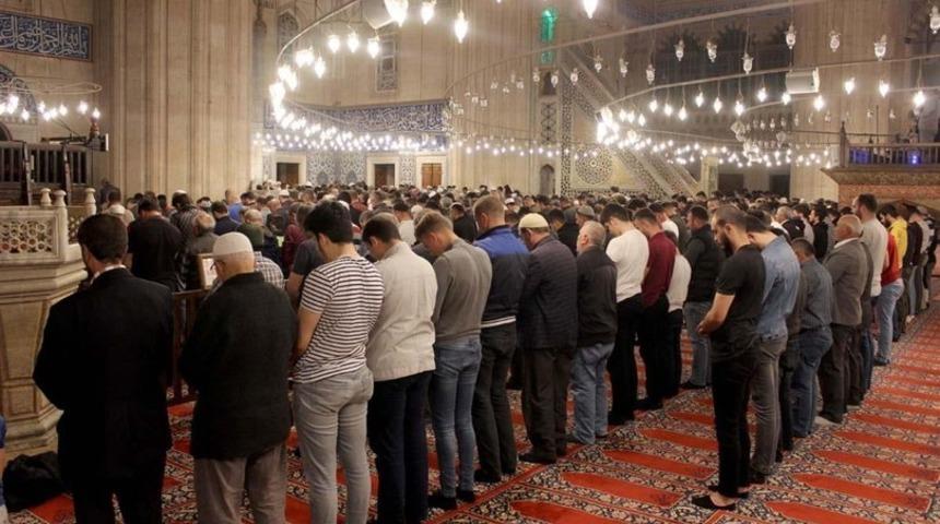 Teravih namazı nasıl kılınır? Teravih namazında hangi dualar okunur? Teravih namazı ka&ccedil; rekattır? Teravih namazı ka&ccedil; saat s&uuml;rer?