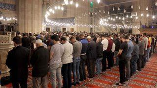 Teravih namazı nasıl kılınır? Teravih namazında hangi dualar okunur? Teravih namazı kaç rekattır? Teravih namazı kaç saat sürer?