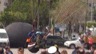 Korkutan anlar: Yamaç paraşütüyle protokolün arasına daldı