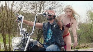 Aleyna Tilki yeni klibi Take It Or Leave It resmen olay oldu! Sosyal medyada TT oldu