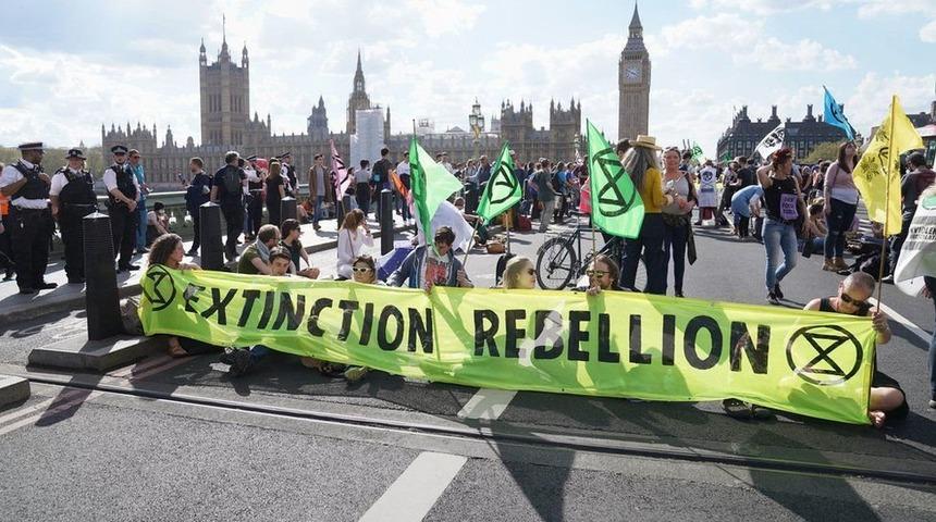 İklim krizi: Yokoluş İsyanı, Londra'daki en işlek d&ouml;rt k&ouml;pr&uuml;y&uuml; trafiğe kapattı