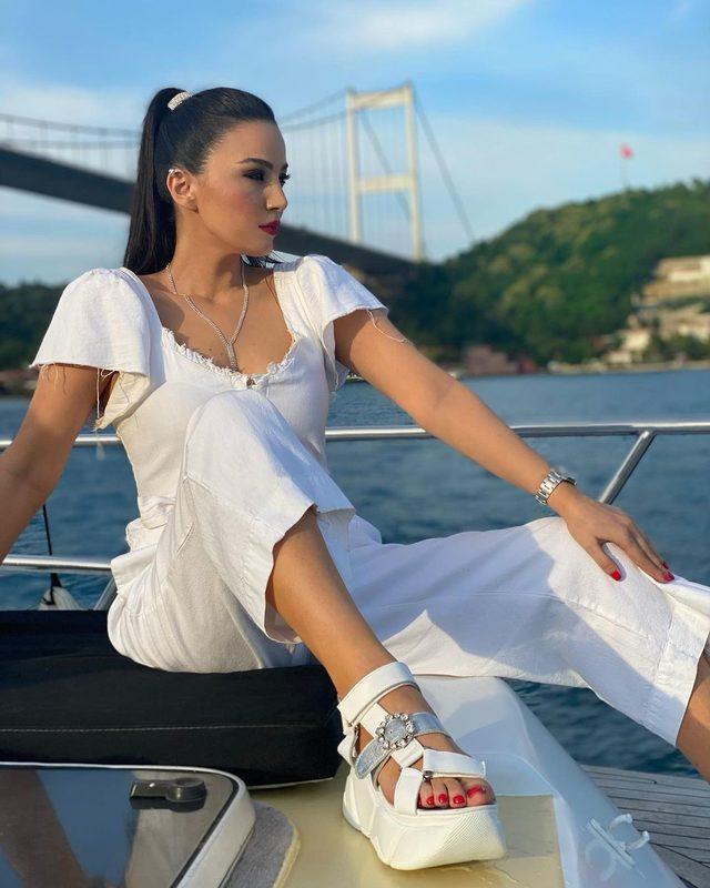 Çarkıfelek hostesi Emel Özkızıltaş'tan squat şov! O anları saniye saniye kaydetti